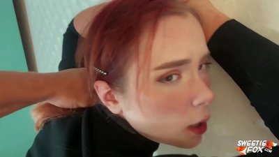 Burri i ndyrë në gojë dhe pidhi i bindur Flokëkuqja e dobët dhe sperma mbi cica