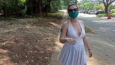 Lakuriqësia publike: një vajzë nga Rusia përpiqet të heqë rrobat e saj në rrugët e Rio de Zhaneiros. Ajo pothuajse u arrestua.