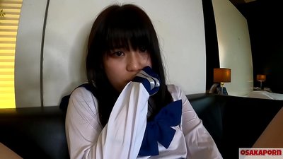 Një vajzë japoneze 18 vjeçare me cica të vogla dhe orgazma me qitje gishtash dhe lodër seksi. Vajza aziatike me kostumin e kostumeve të shkollës jep blowjobs në video amatore. Mao 7 OSAKAPORN.
