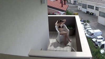 Duke spiunuar shokun tim të ri të dhomës duke masturbuar në ballkon