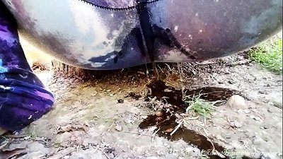 Tërbuar në rrugë! Ejani të shikoni LilKiwwiMonster duke i lagur brekët e saj dhe duke uurrë në papastërti!