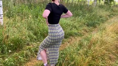 Gruaja thith karin në rrugë dhe bën seks me fund në bythë. CleoModel pornografi ruse