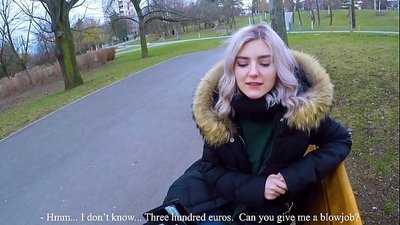 Swallows sperma e nxehtë e një të huaji për para - blowjob në park nga Eva Elfie