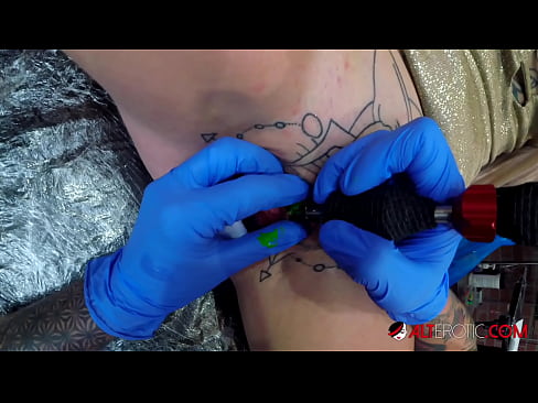 ❤️ E dashura jashtëzakonisht e bërë me tatuazhe, Sully Savage, bëri një tatuazh në klitorisin e saj ❤❌ Porno në sq.com-porn-mz.ru ❌
